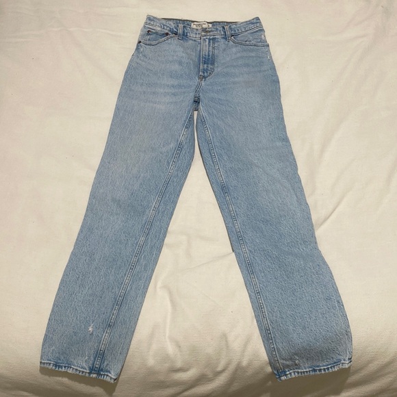 Abercrombie & Fitch Ultra High Rise 90’s Straight Jean - Picture 1 of 4